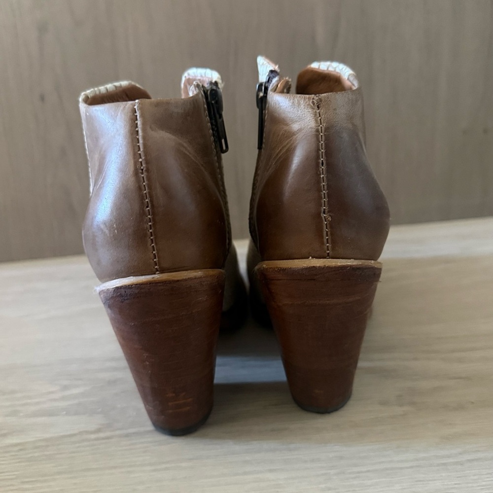Freebird Detroit White Snake Booties Size 8 NWOT - Picture 5 of 6